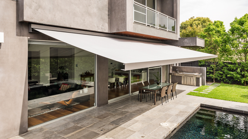 retractable outdoor blinds