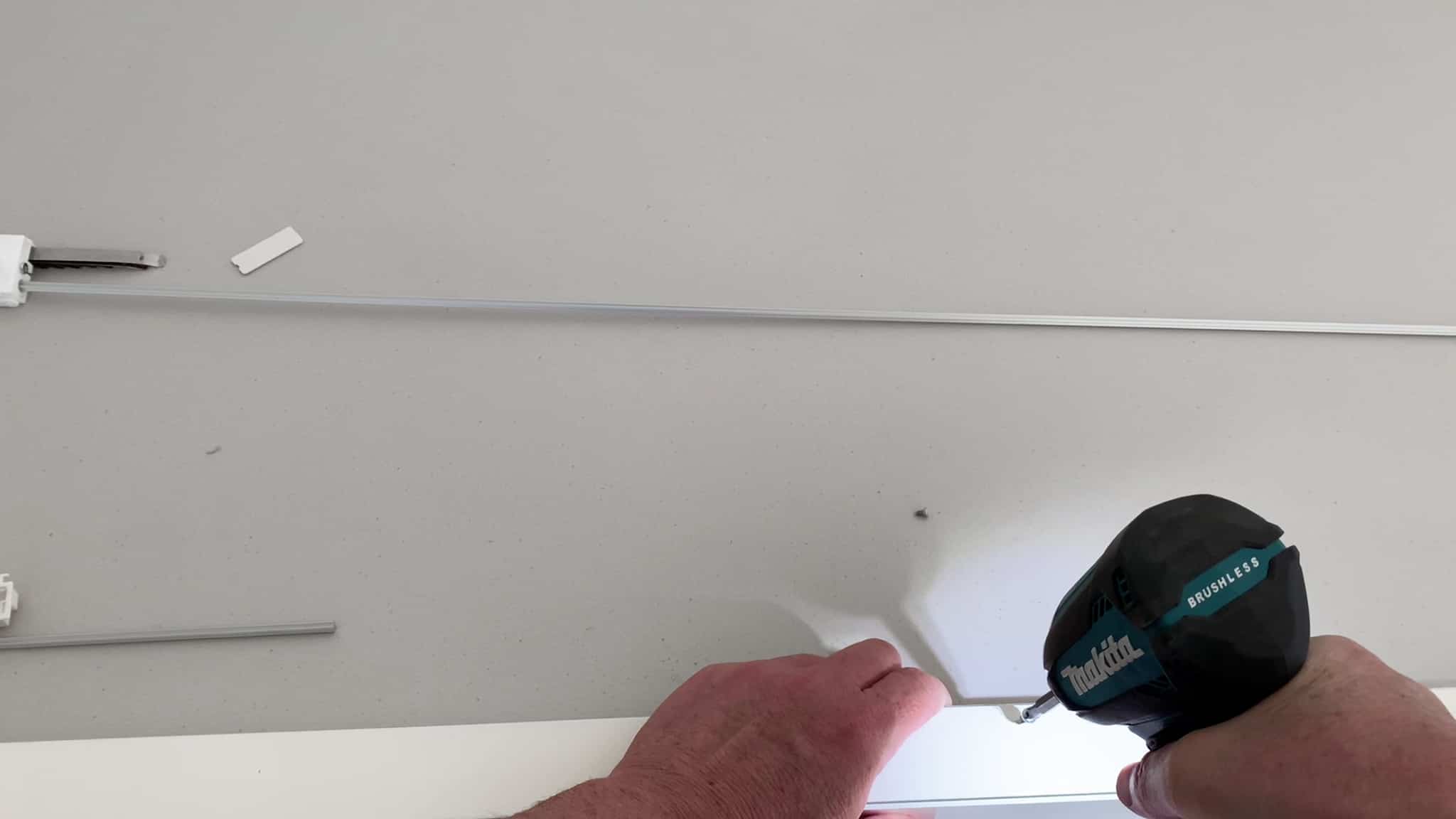 drill vertical blind screw