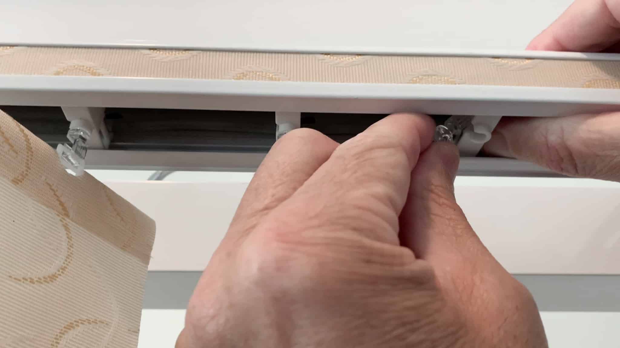 fix a veri shade or vertical blind blade not turning