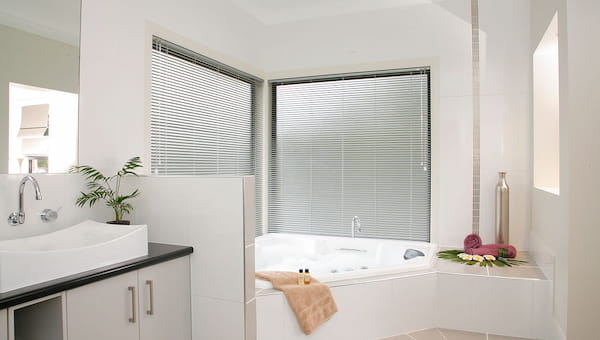 aluminium venetian blinds in bathroom